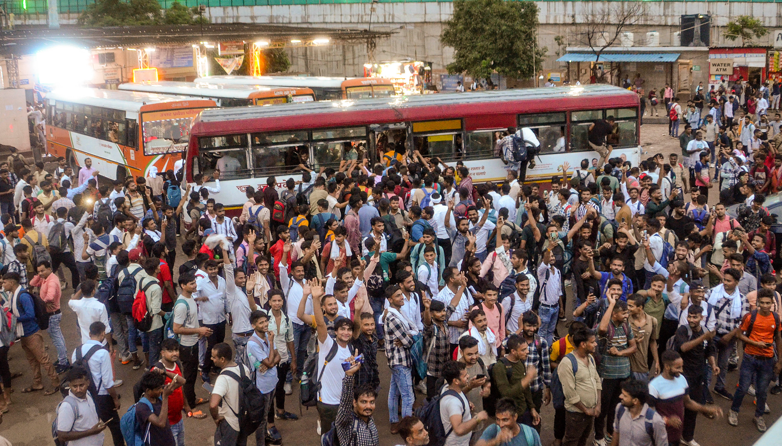 यूपी पुलिस भर्ती परीक्षा में अव्यवस्था: चारबाग स्टेशन पर मची भगदड़ जैसी स्थिति